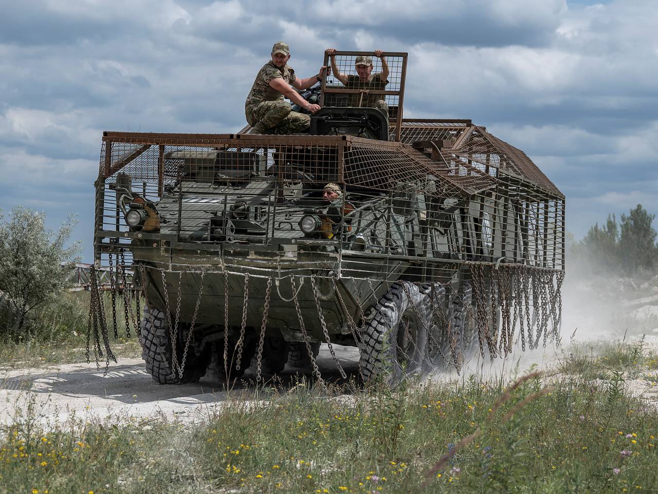 Минобороны сообщило об уничтожении в зоне СВО американского БТР Stryker