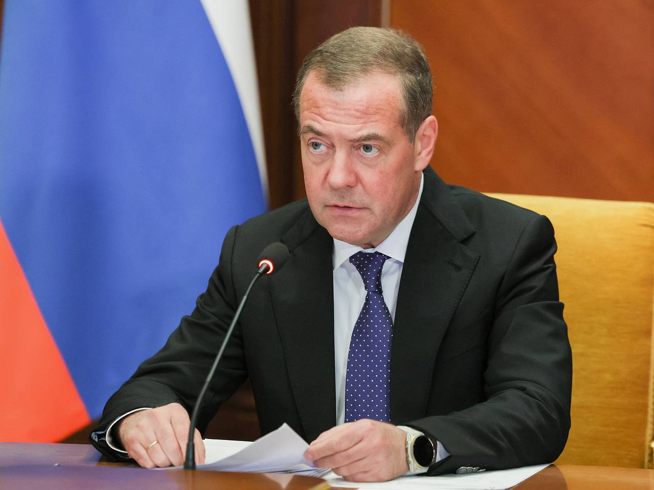 Медведев раскрыл подробности о содержании новых учебников по обществознанию