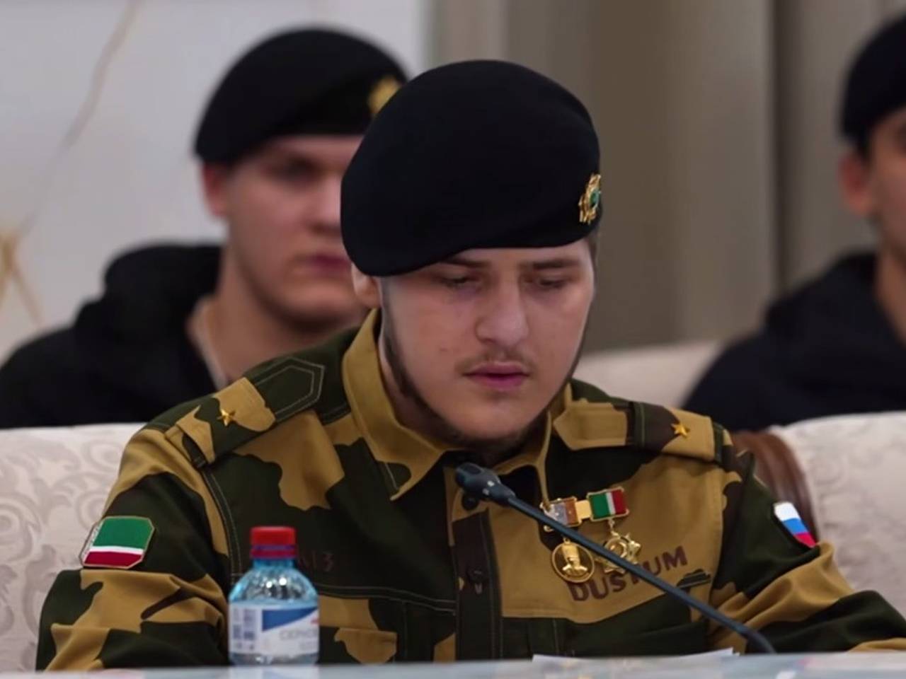 18-летнего Адама Кадырова сняли на видео с офицерскими погонами