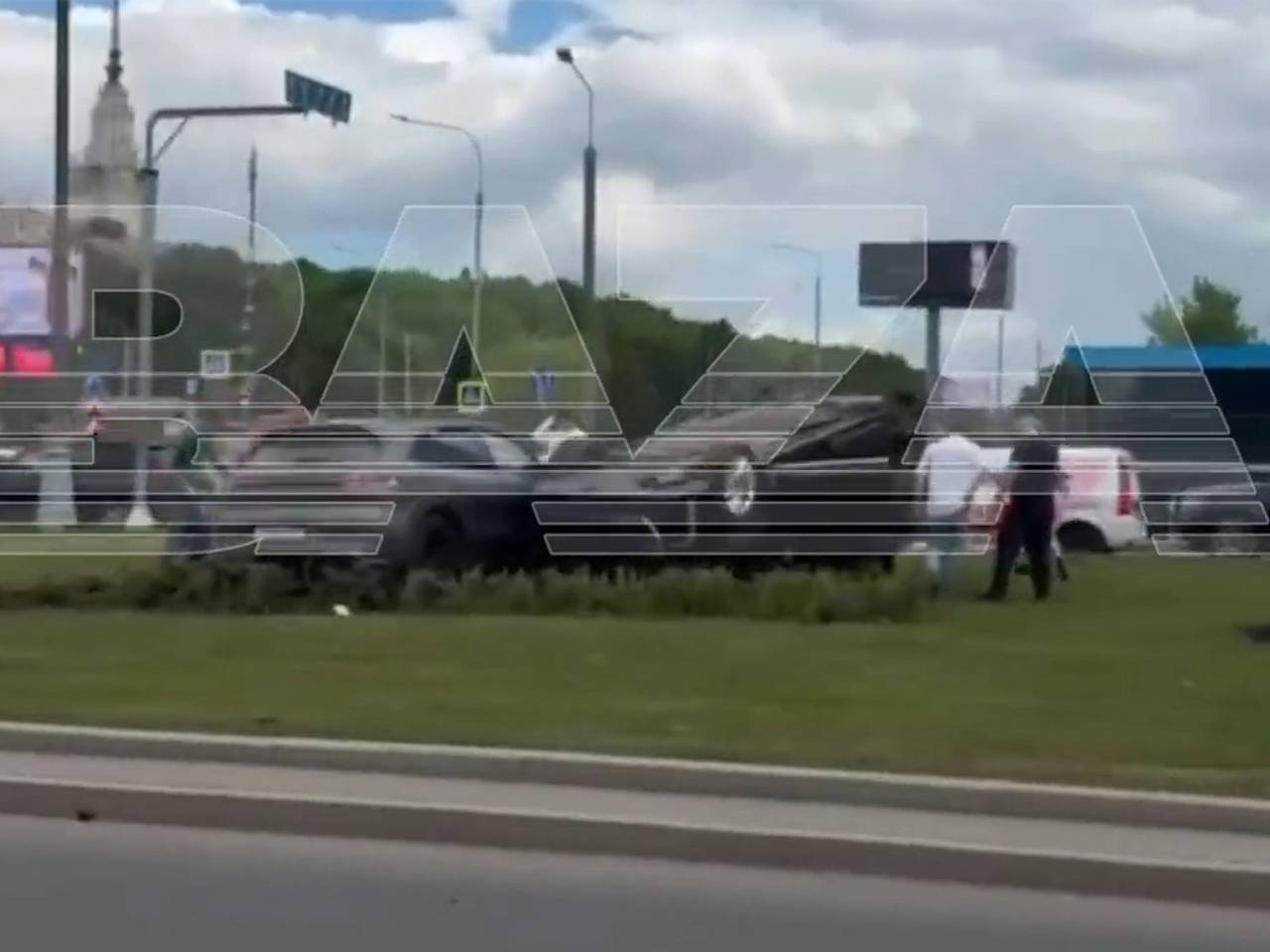 Перевернутая после ДТП машина российского футболиста попала на видео