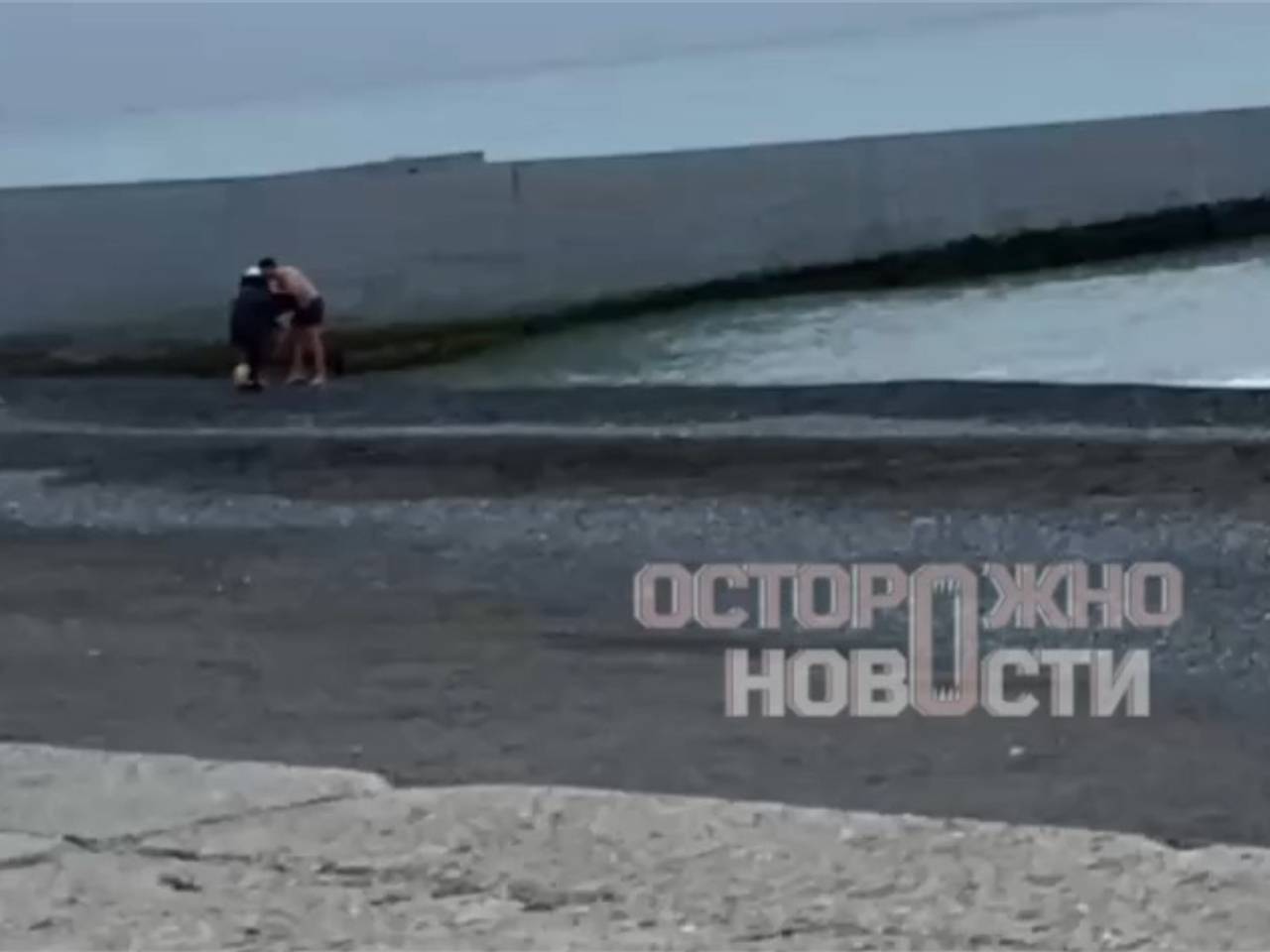 Россиянин окунул кричащих маленьких детей в ледяное море и попал на видео