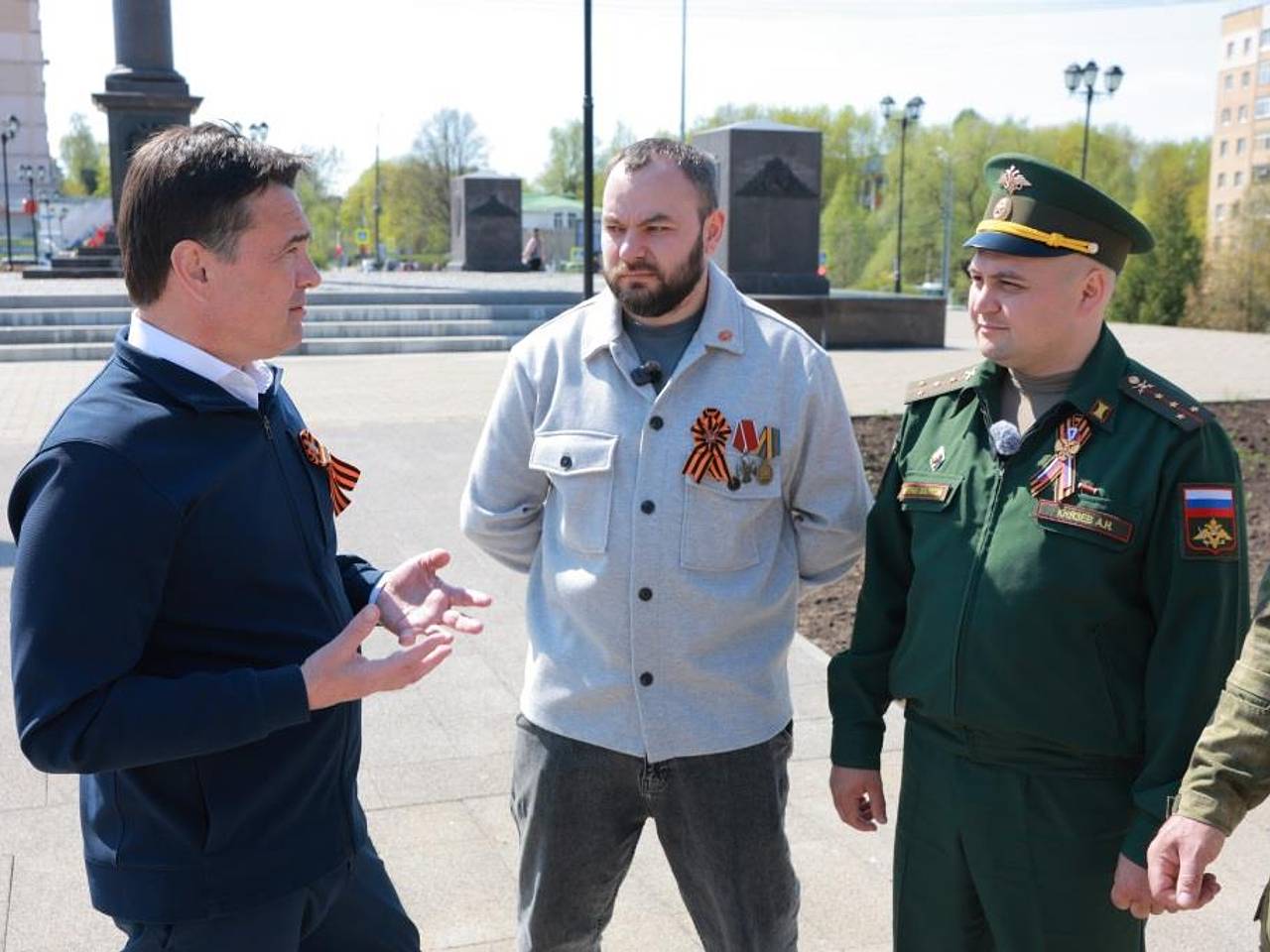 Глава Подмосковья и ветераны СВО возложили цветы к стеле в Можайске
