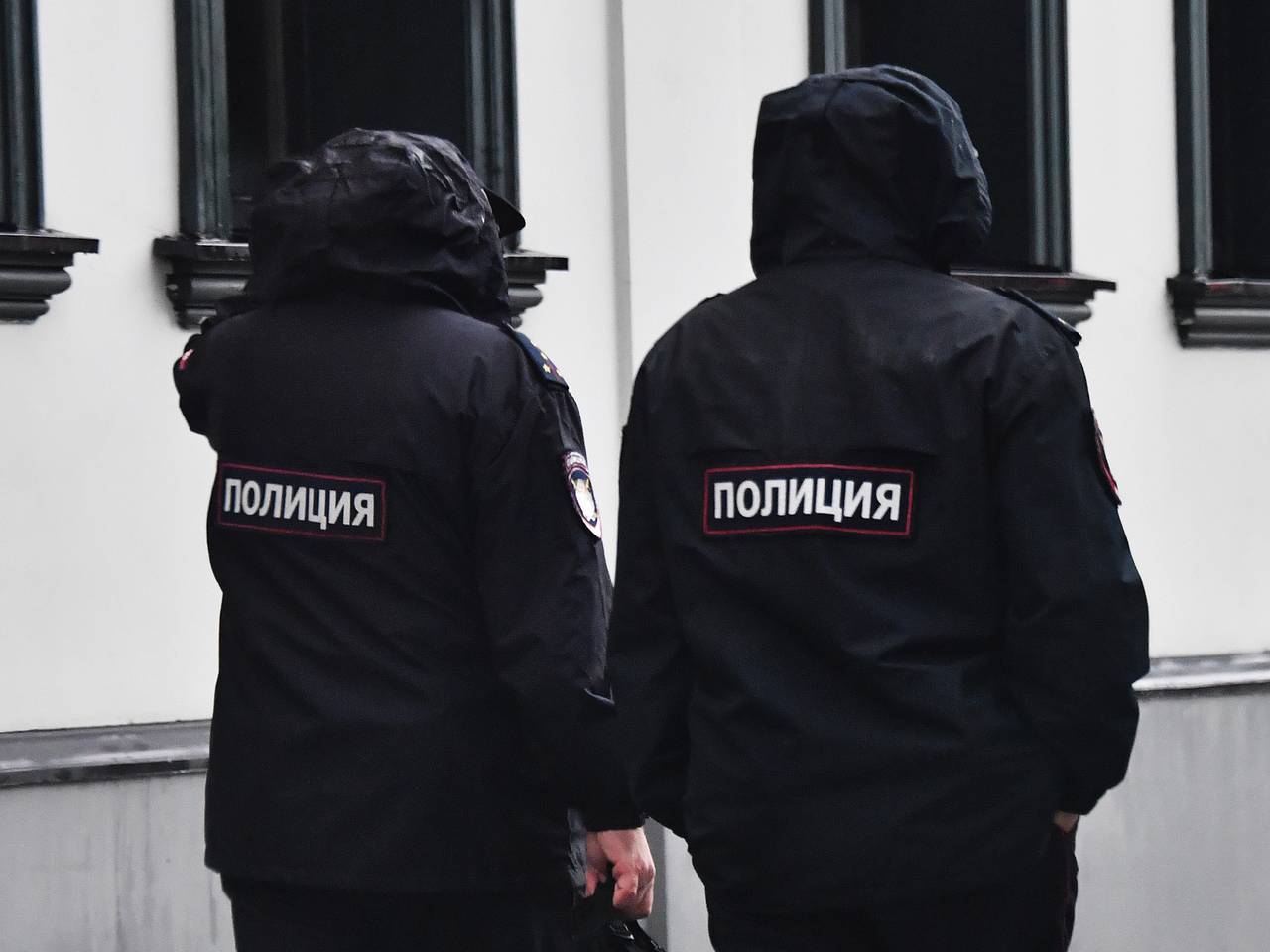 Жителя российского города оштрафовали за флаг с пентаграммой в окне