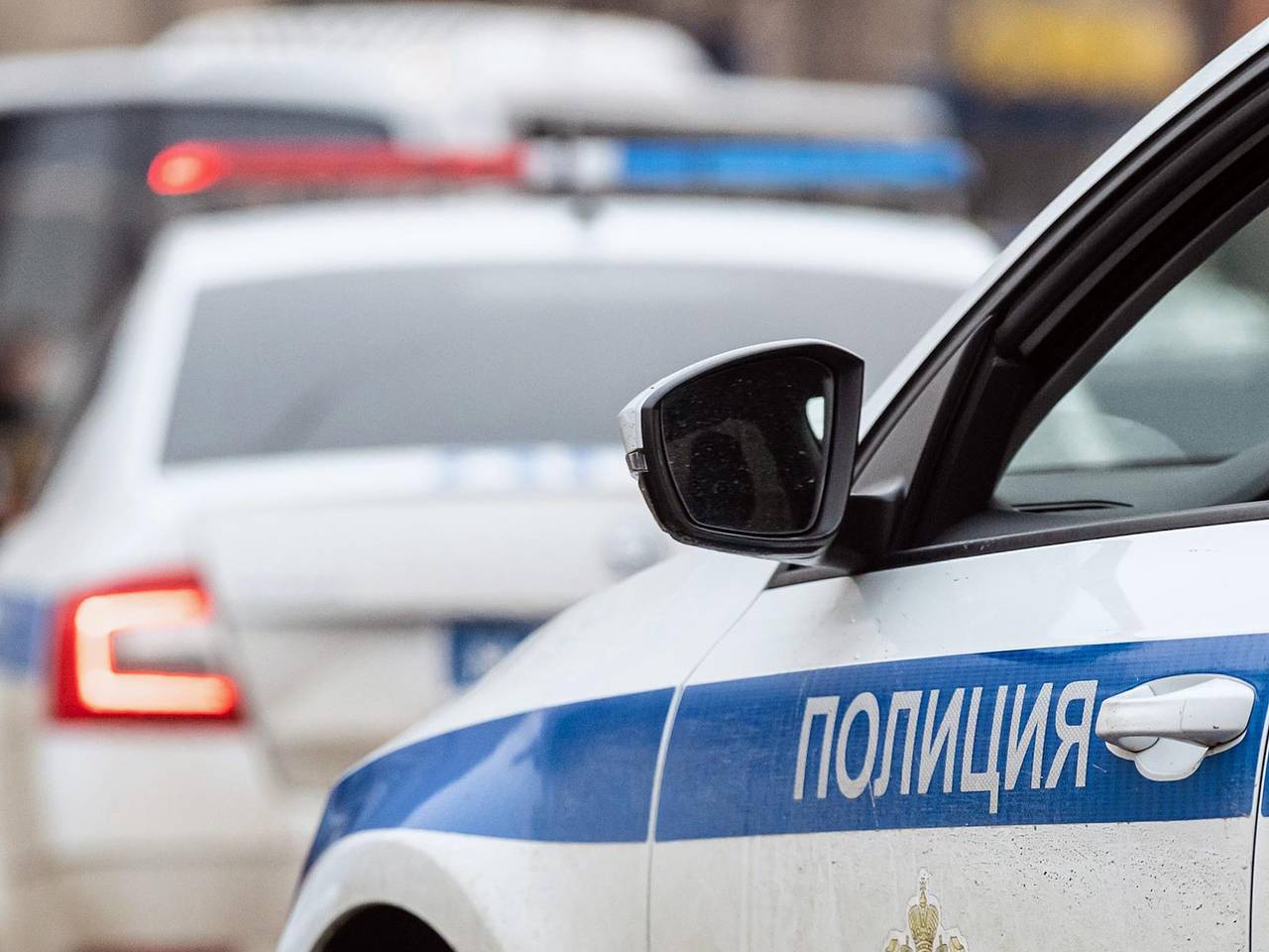 Российскую школьницу нашли на козырьке подъезда многоэтажки без признаков жизни