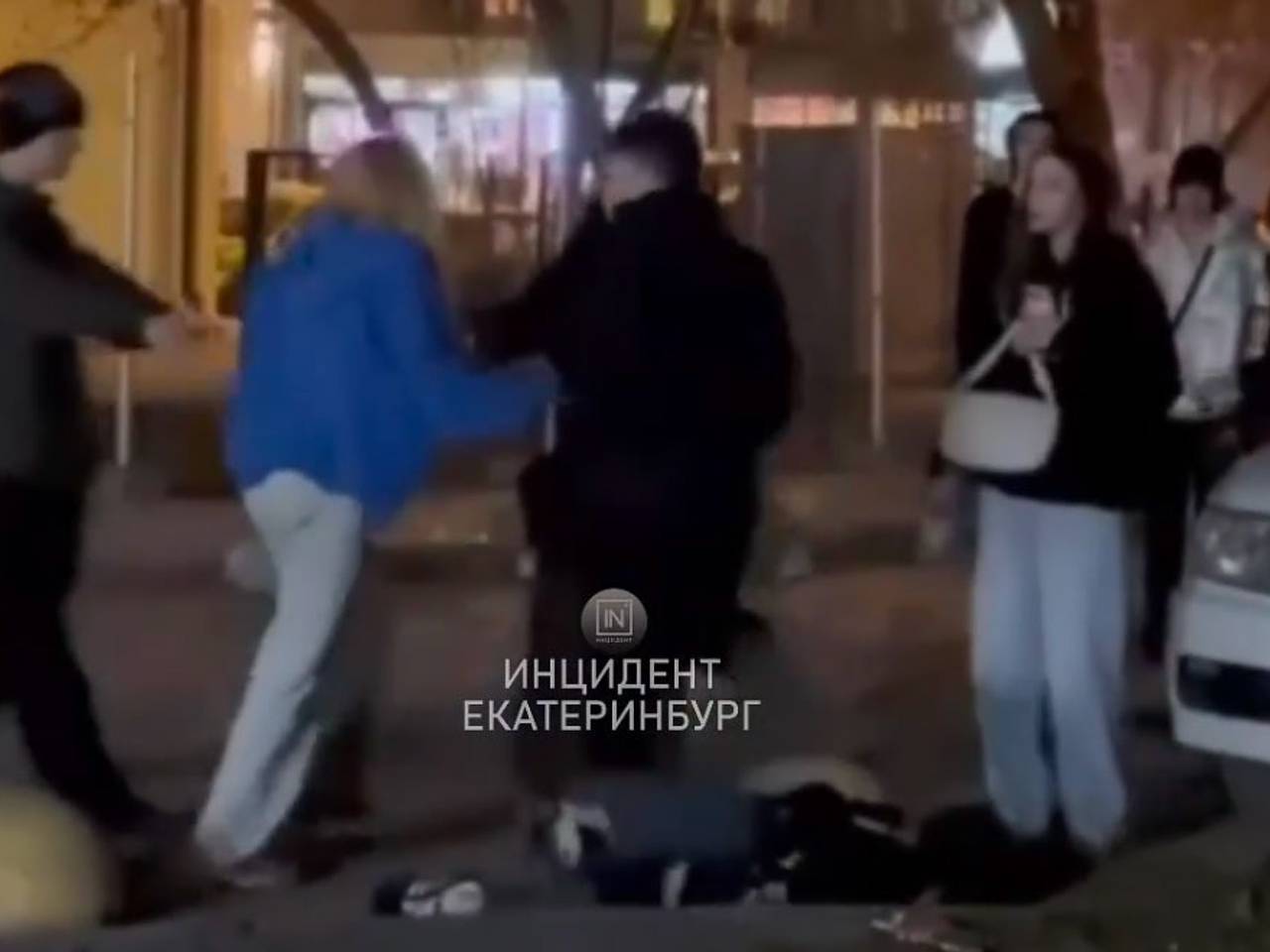 Россиянка отпинала ногами знакомую и попала на видео