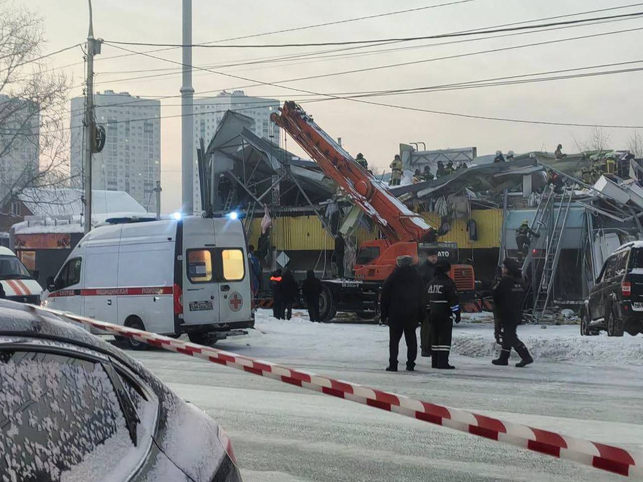 Стало известно о первой жертве обрушения торгового центра в столице региона России