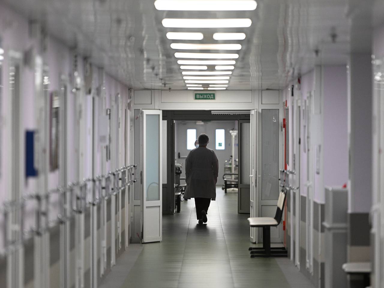 Россиянка ослушалась патологоанатома, вскрыла гроб новорожденной дочери дома и ужаснулась