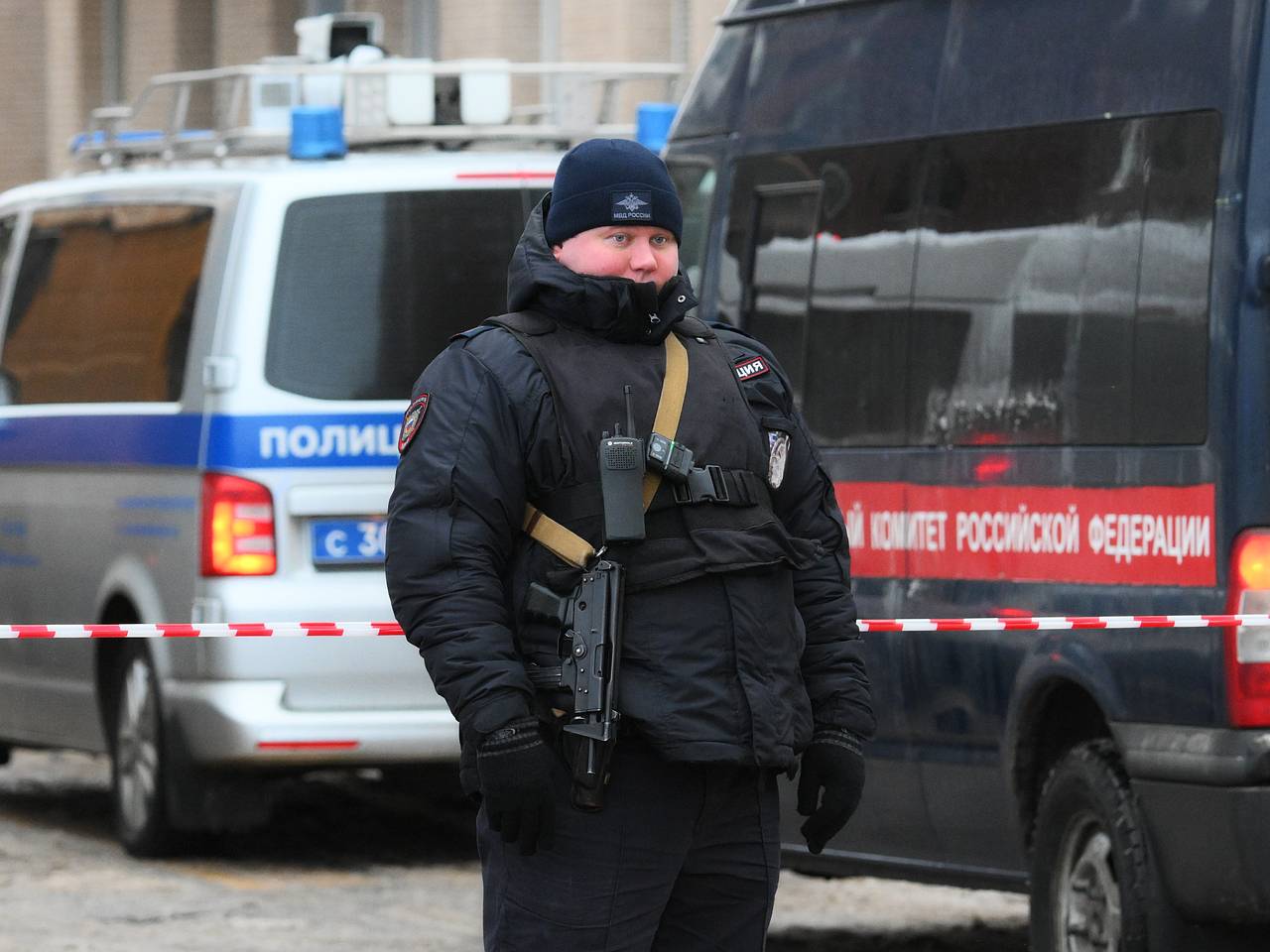 Тело голого мужчины нашли на козырьке подъезда в Москве