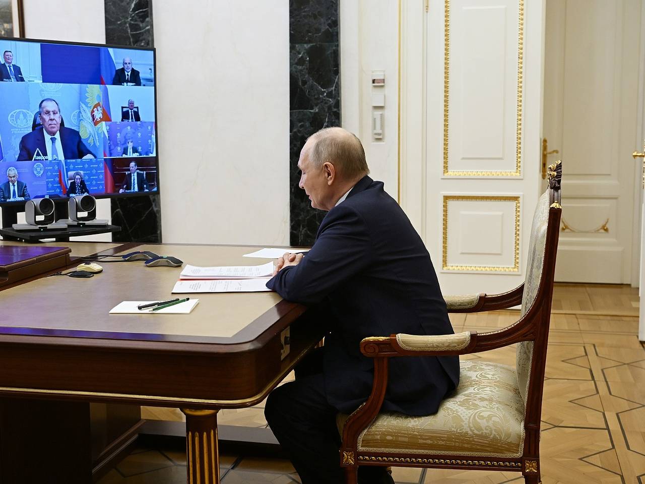 Во время совещания Путина с правительством раздался звонок