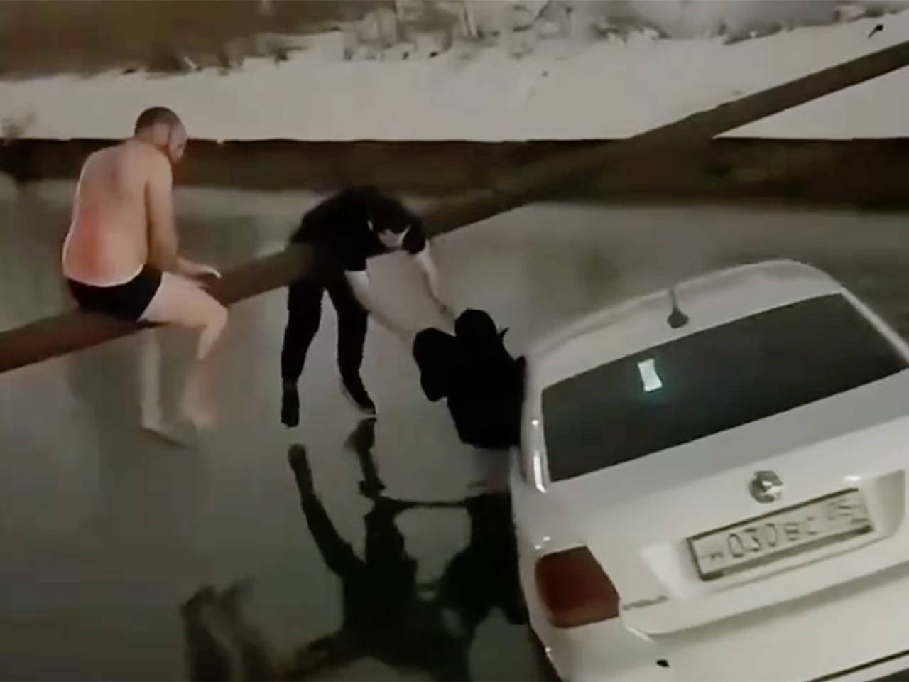 В российском регионе жители спасли упавших в воду вместе с такси мать и ребенка