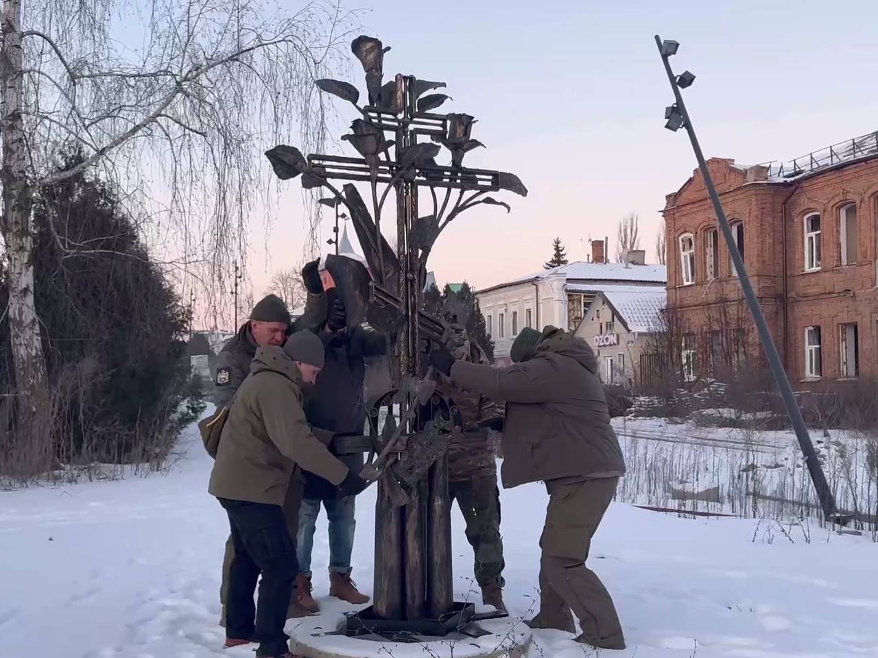 Выкованный из вражеского оружия крест установили в российском городе