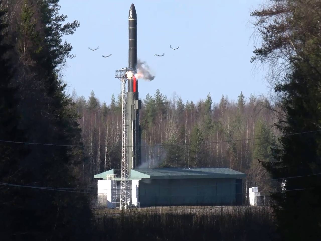 «Температура 4000 градусов — боевые блоки покрыты плазмой». Что известно о мощности, скорости и других характеристиках «Орешника»?