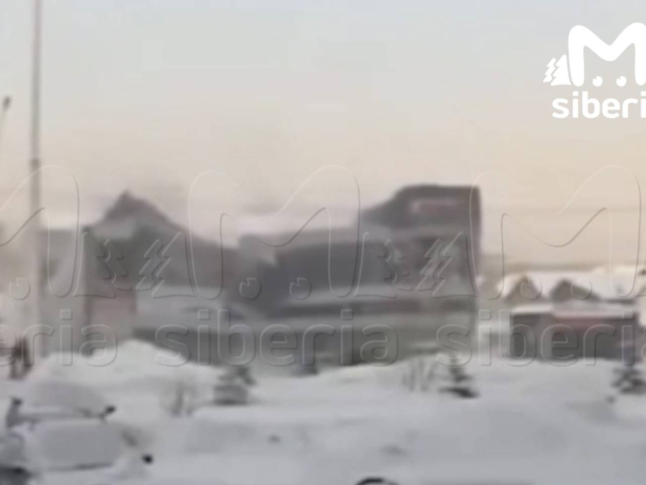 Появилось видео с обрушением торгового центра в столице региона России