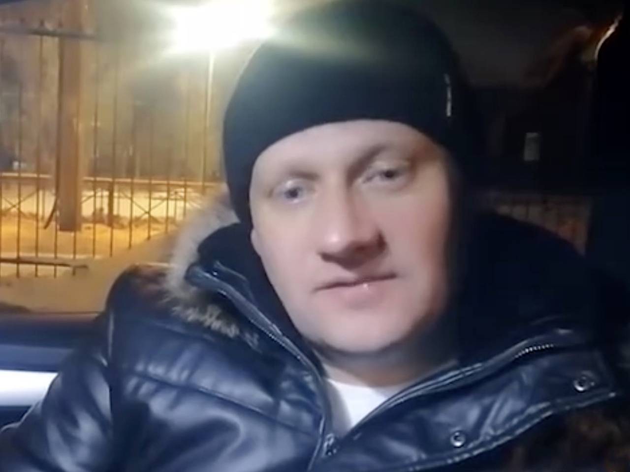 Инспекторы ГИБДД помогли оказавшемуся в беде замерзшему россиянину