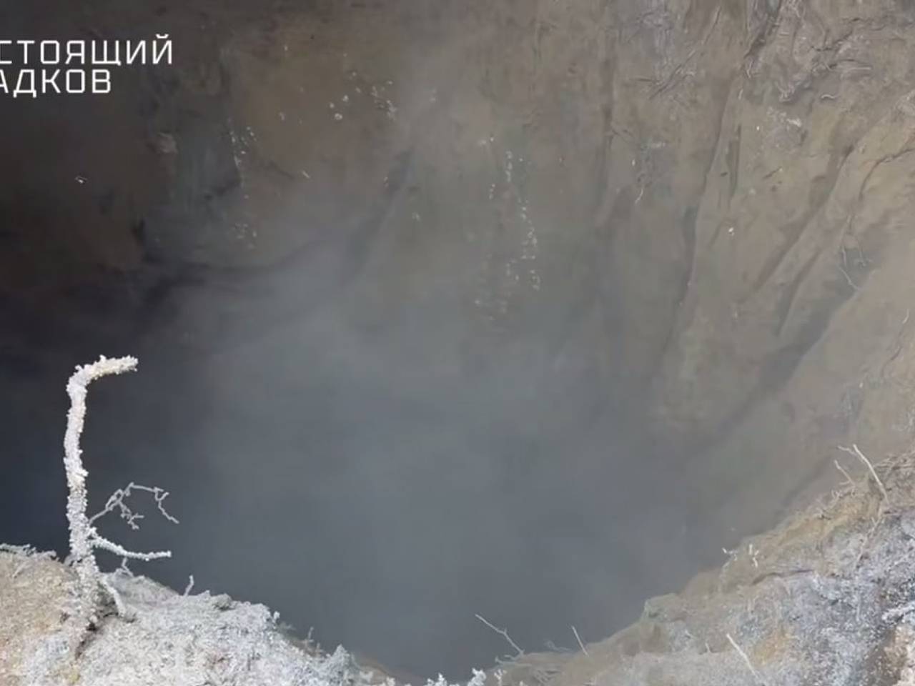 Гигантская воронка после ЧП в столице российского региона попала на видео