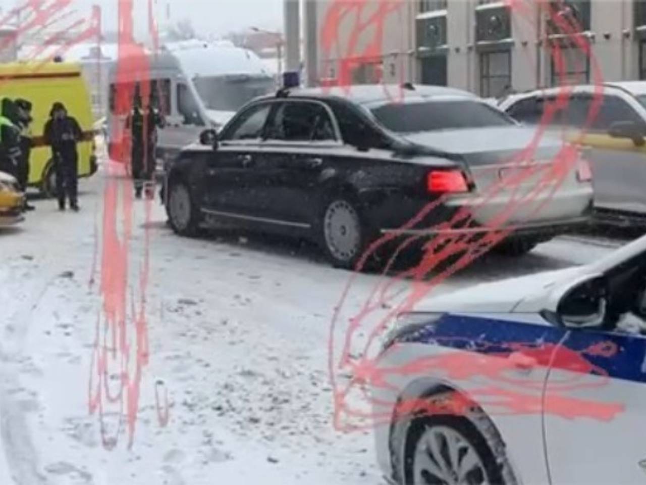 Aurus с мигалкой заметили на месте аварии с пострадавшими в центре Москвы