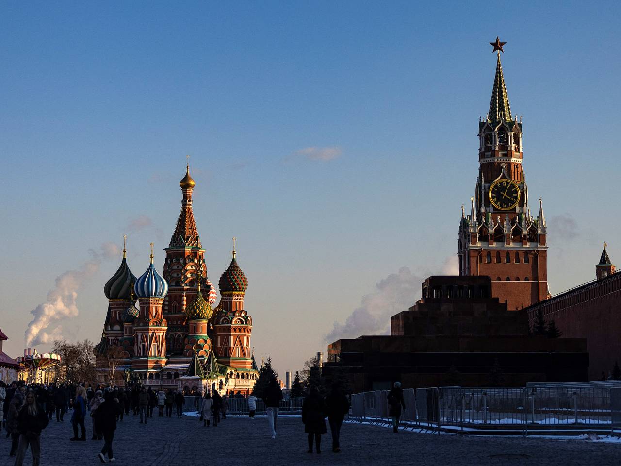 Россиянам напомнили о короткой неделе
