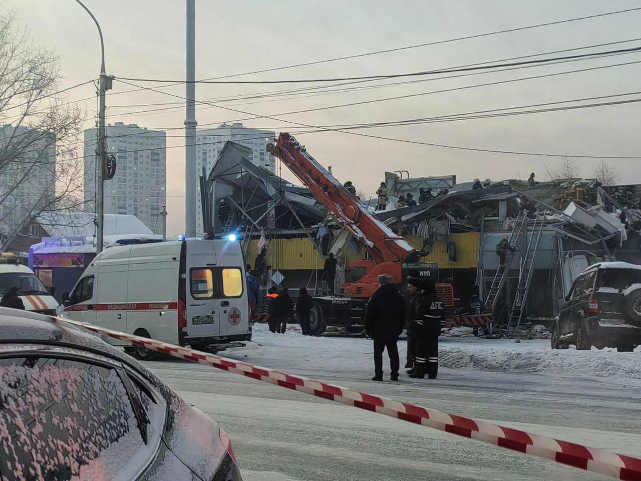 Стало известно о поиске людей под завалами рухнувшего российского ТЦ