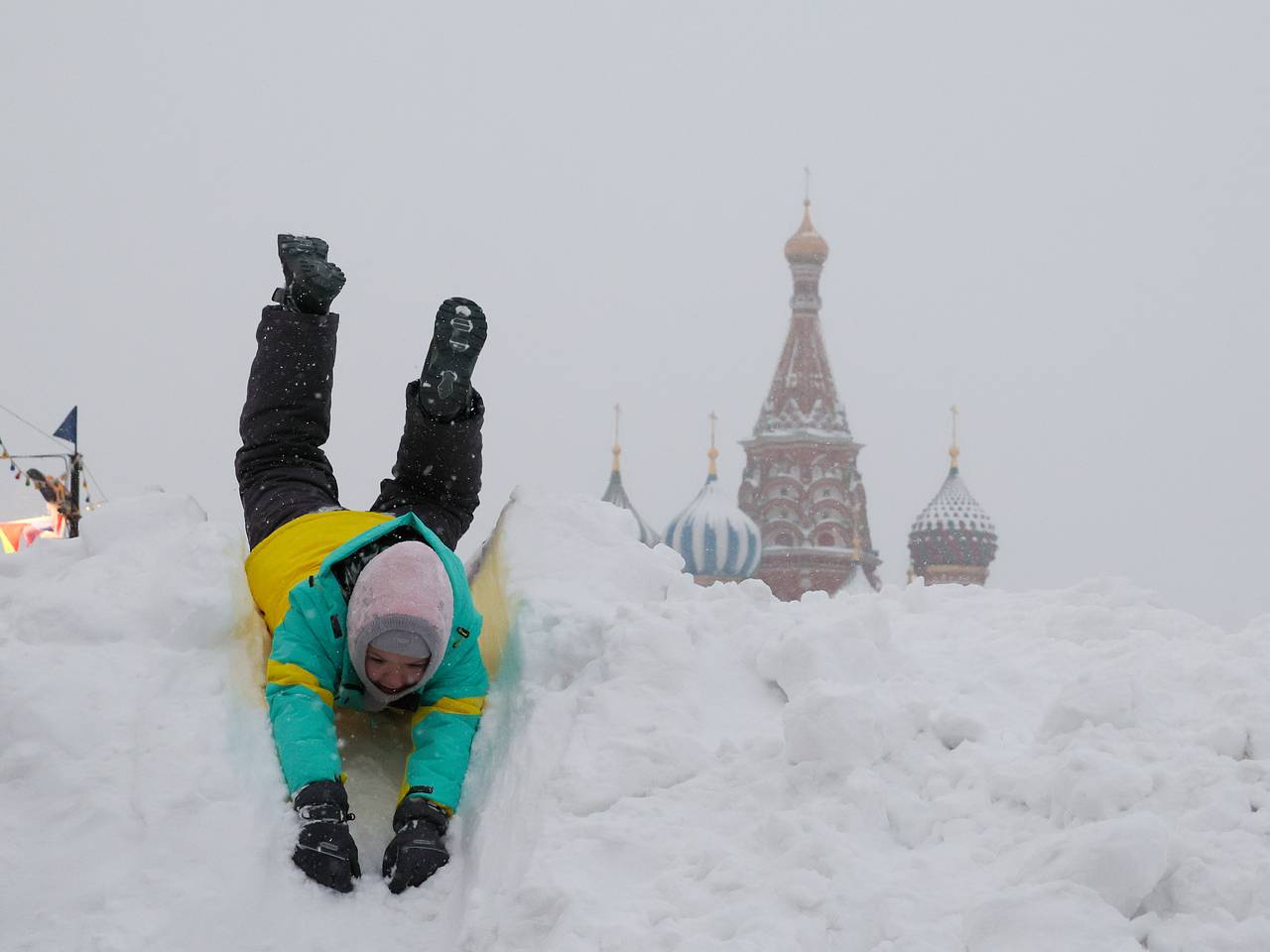 Россиян попросили не лизать качели