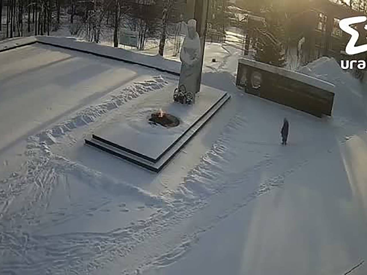 В России женщина потушила Вечный огонь и попала на видео