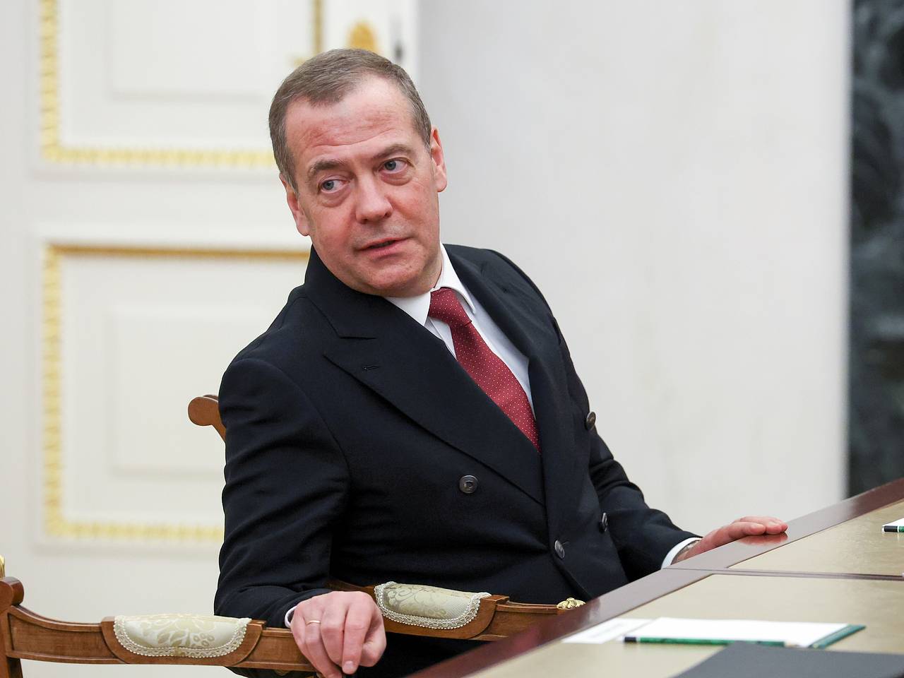 Медведев рассказал о стрельбе из гаубицы в сторону Финляндии
