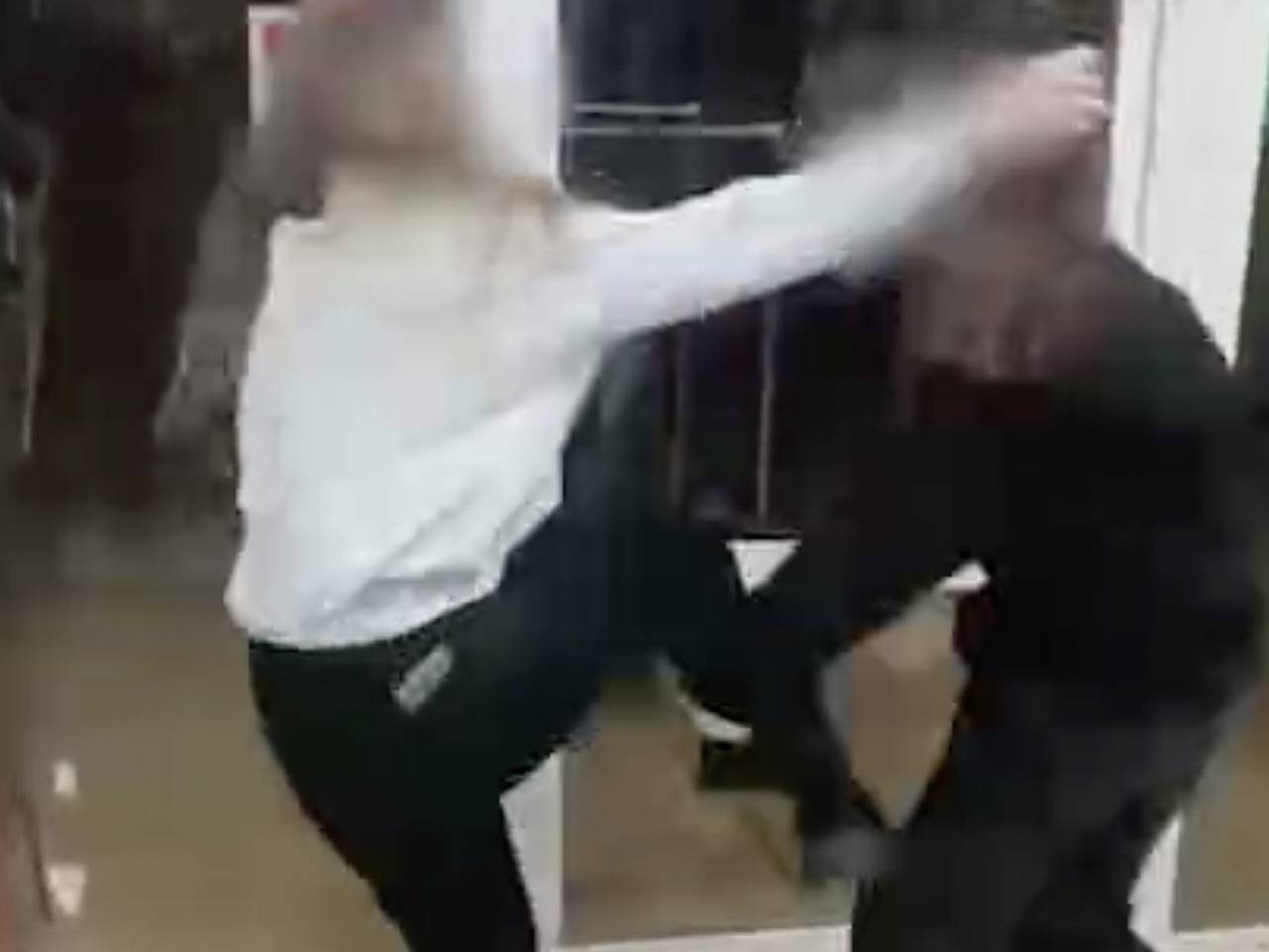 Школьницы устроили драку в российском ТЦ и попали на видео
