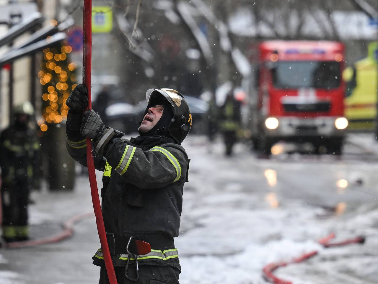Пожар произошел в здании на северо-востоке Москвы