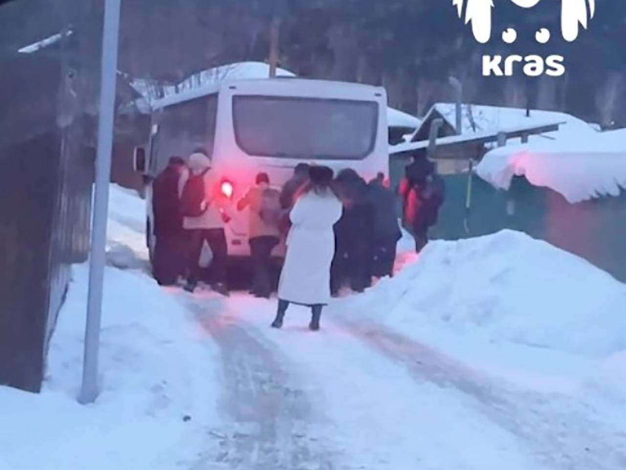 В России толкающих застрявший в сугробе автобус сняли на видео