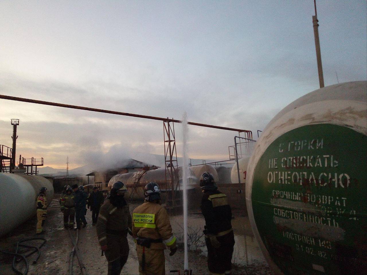 Смертельный пожар произошел на нефтебазе в столице кавказского региона России