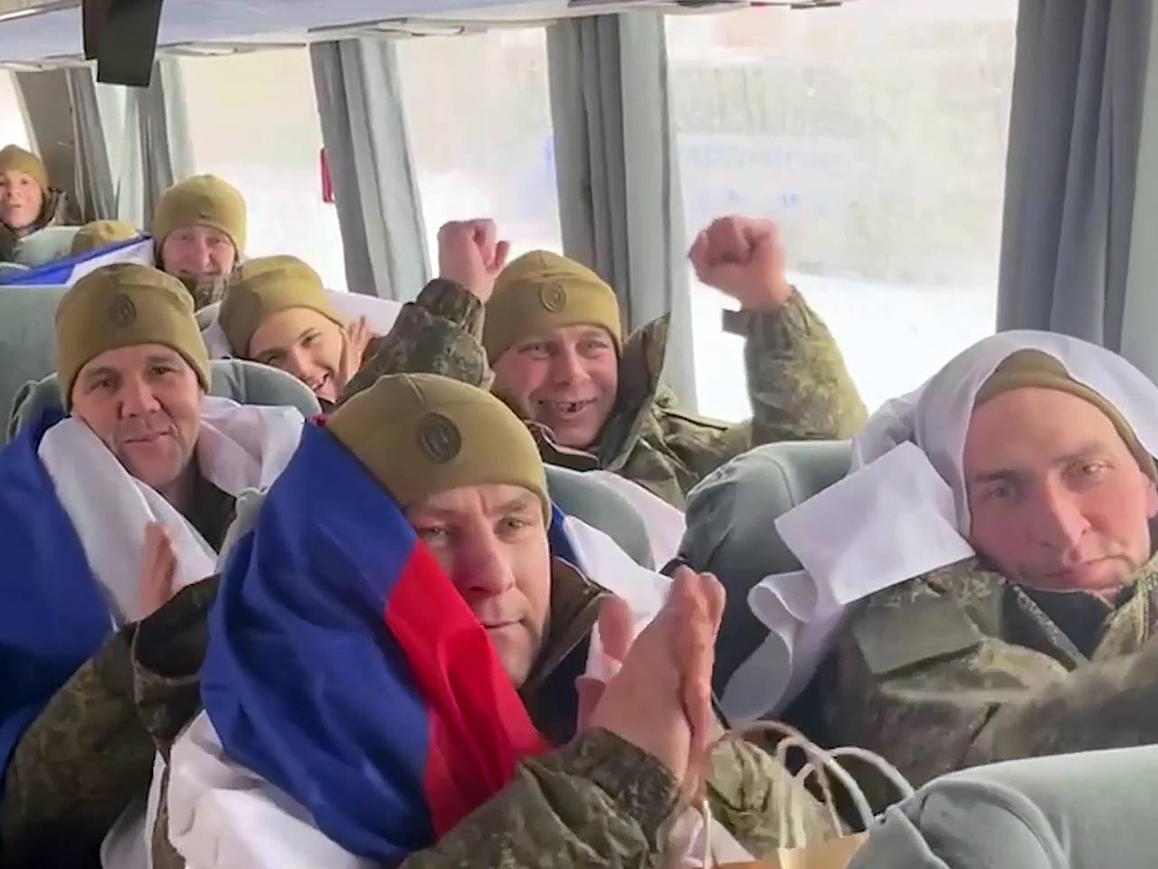 Освобожденные из украинского плена российские военные вернулись на родину