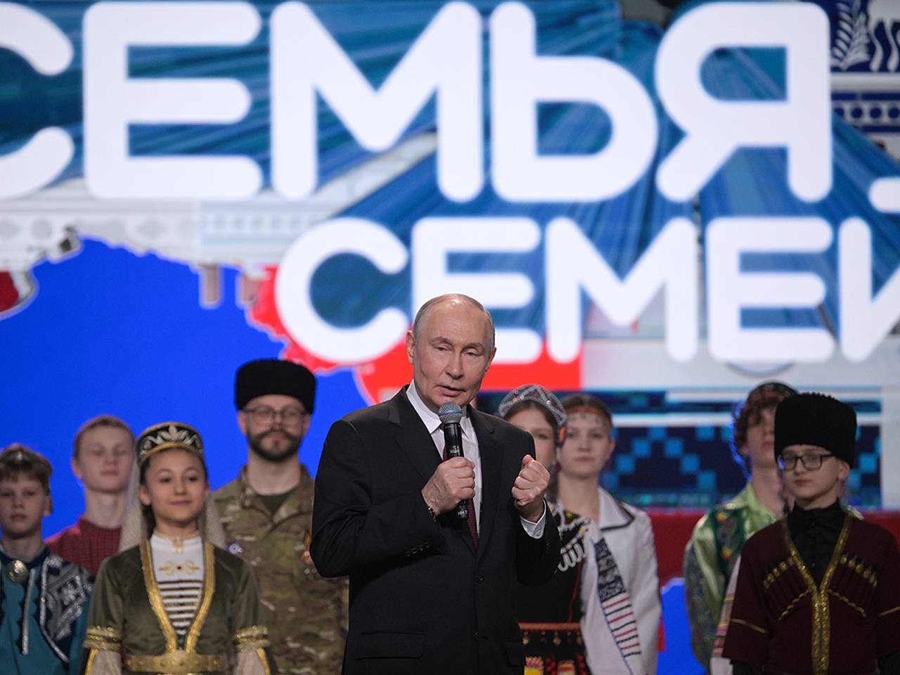 Политолог оценил метафору президента о народе России как семье семей