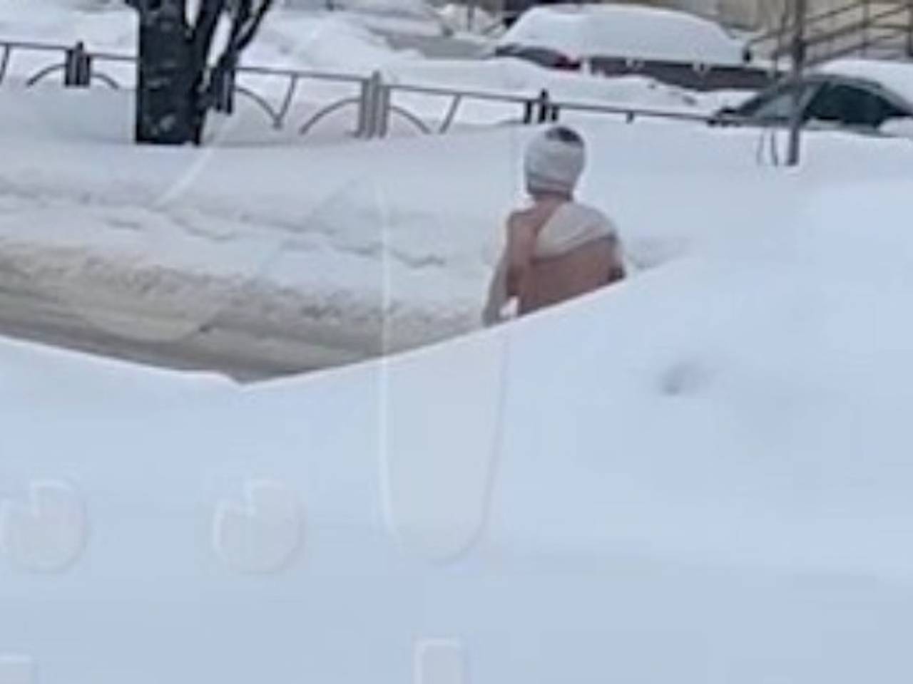 Голого мужчину в бинтах заметили бегущим по улице российского города и сняли на видео