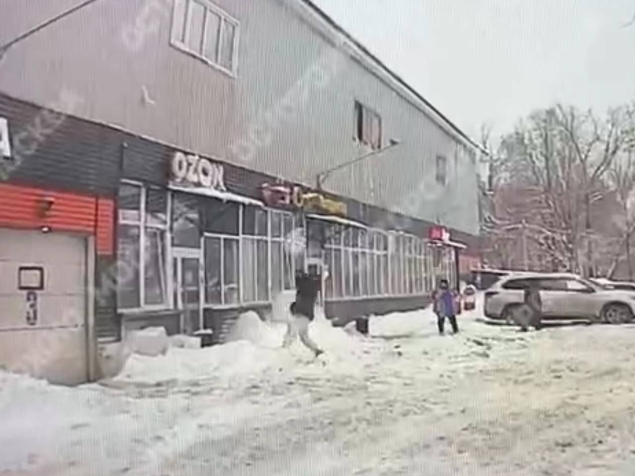 Глыба льда упала на голову девушке в Подмосковье