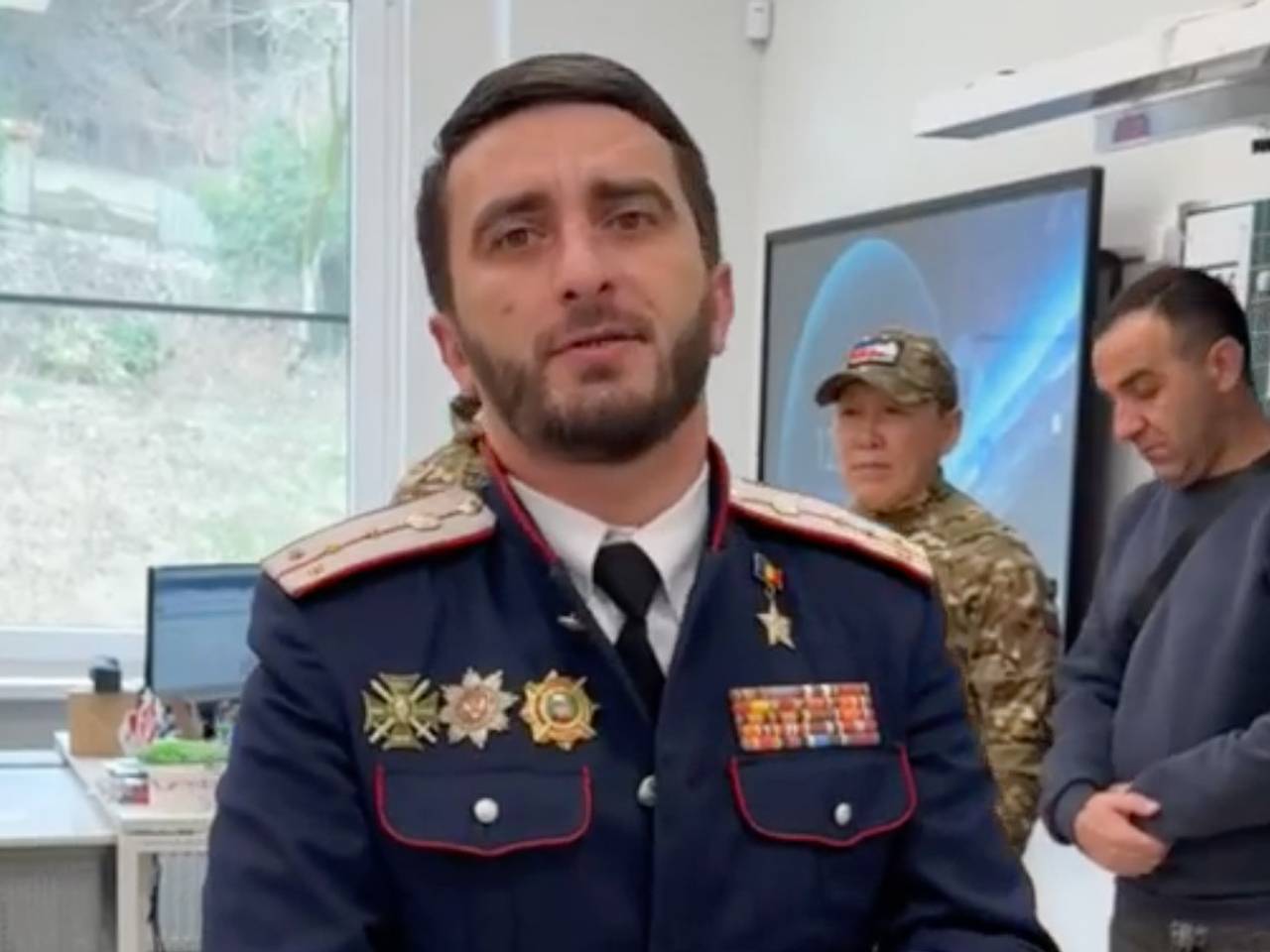 Прозванный &laquo;ряженым героем&raquo; ахматовец пришел с лекцией в школу с медалью с маркетплейса