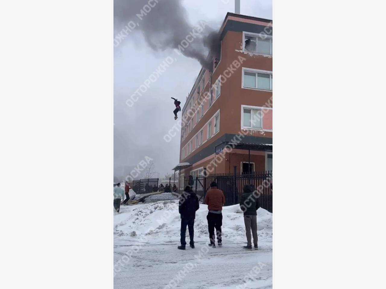 В Москве сняли на видео прыгнувшего с четвертого этажа горящего хостела человека