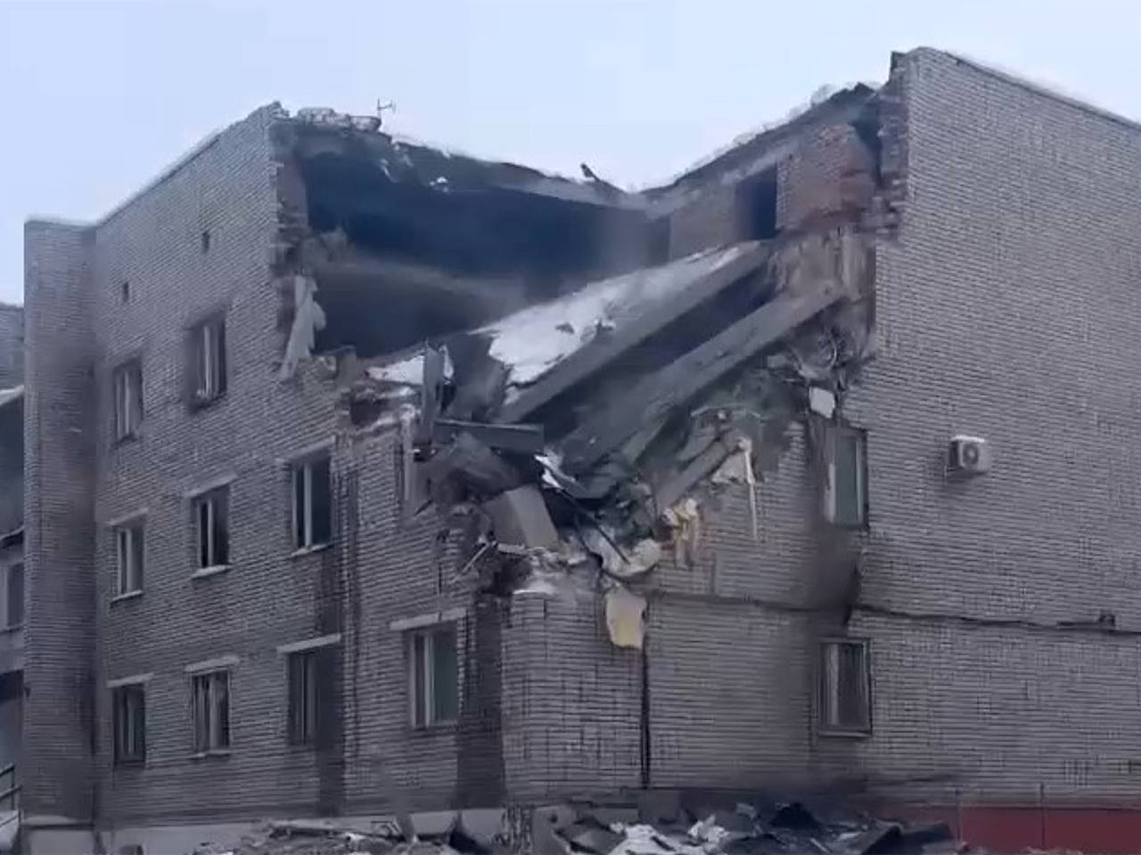 На месте взрыва в военной комендатуре под Петербургом нашли тела