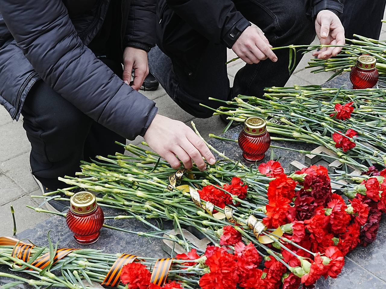 В Петербурге почтили память погибших при тушении гостиницы &laquo;Ленинград&raquo; спасателей