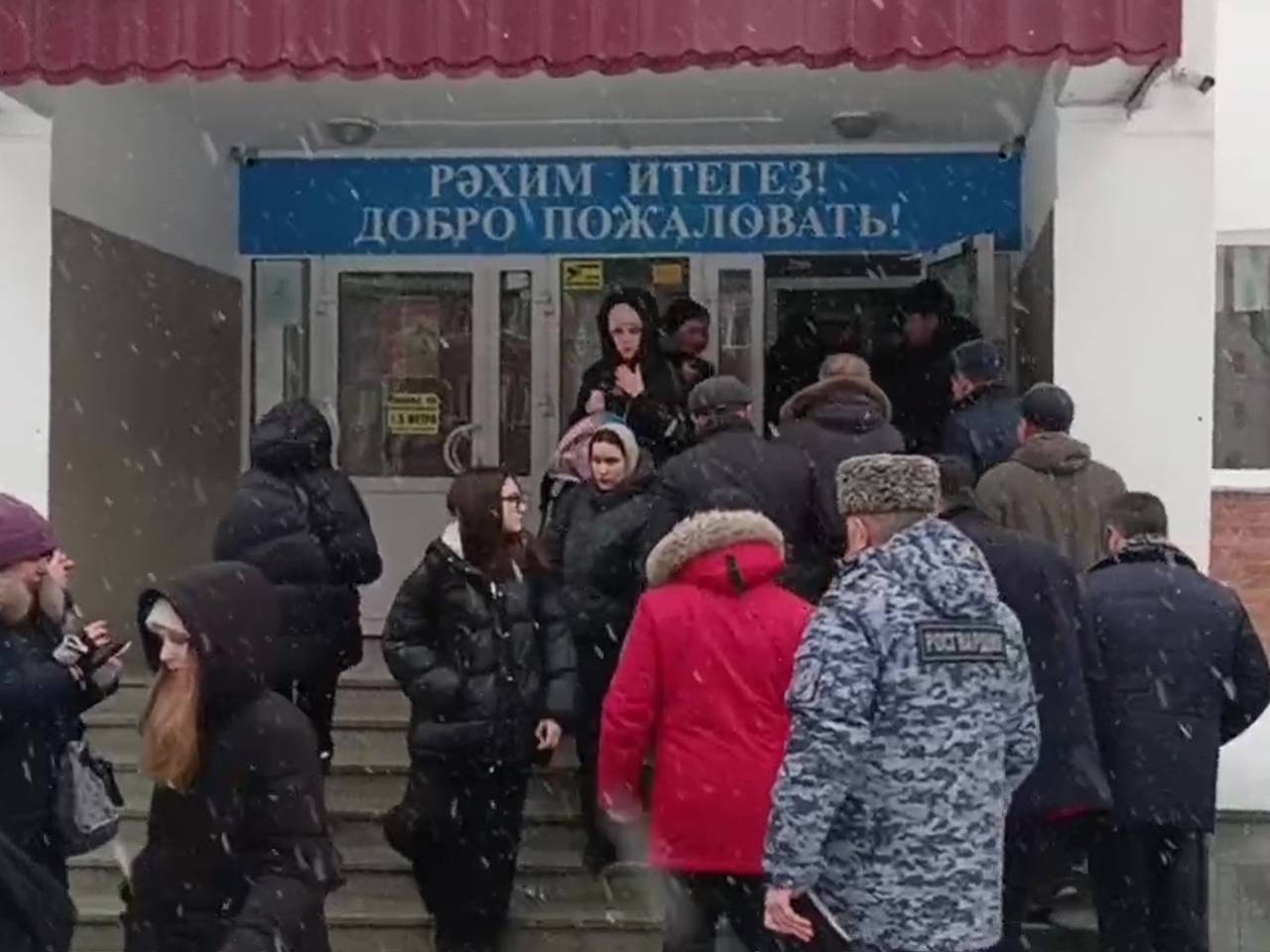 Власти допустили увольнение руководства российской школы после нападения ученика