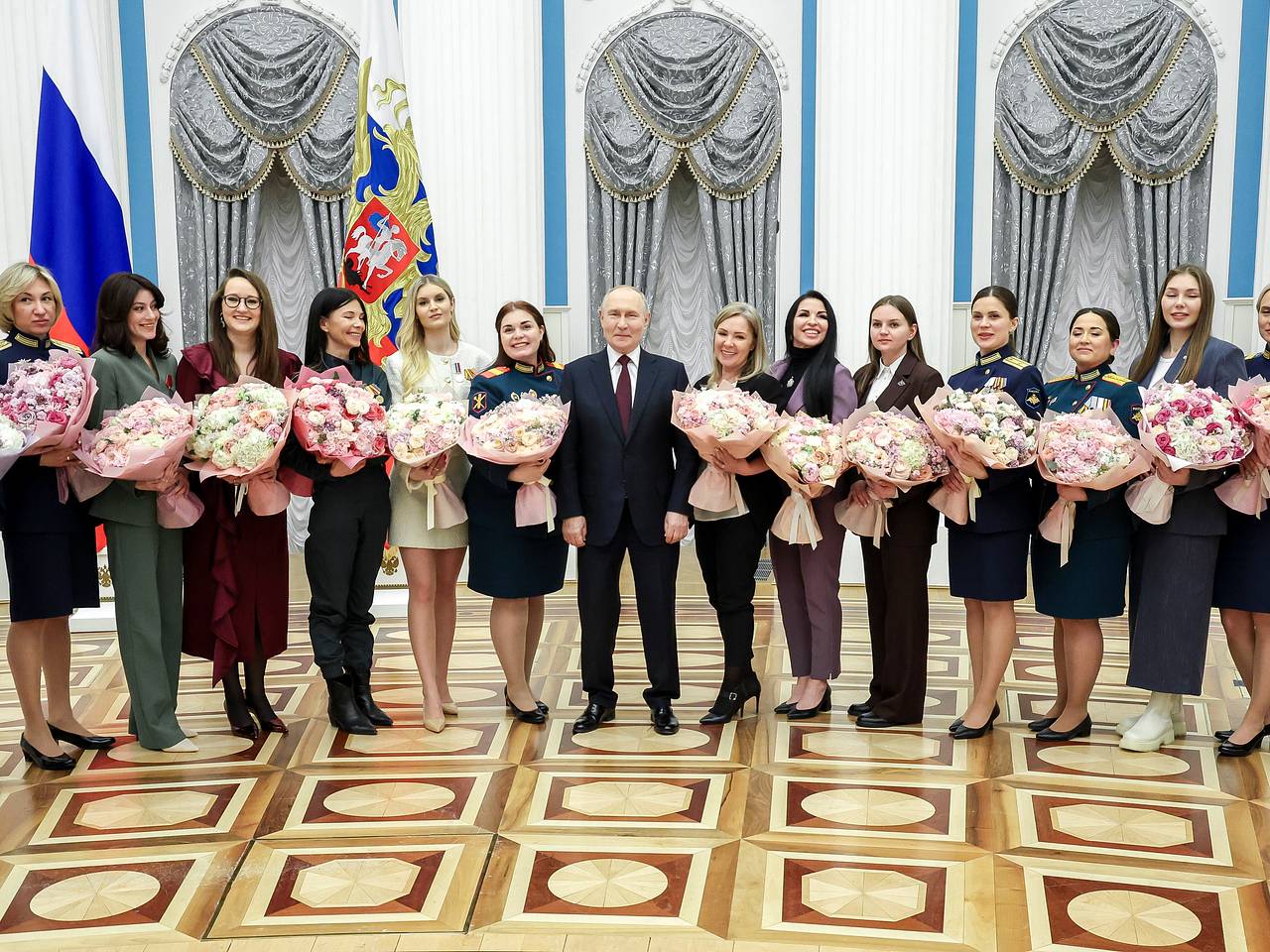 Путин обсудил с участницей СВО использование мессенджеров на фронте