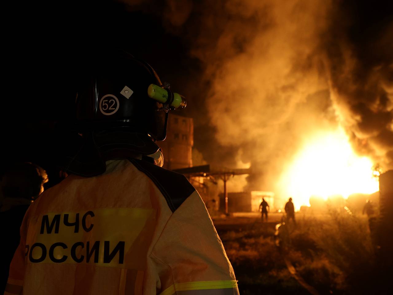 Пожар вспыхнул на территории нефтебазы в российском городе из-за атаки БПЛА