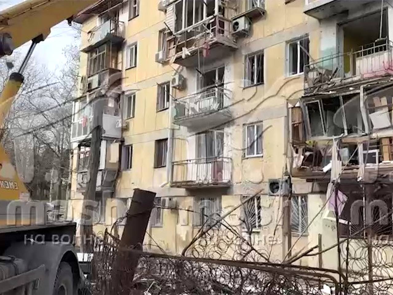 Появилось видео с подвергшейся атаке дронов ВСУ пятиэтажкой в Севастополе