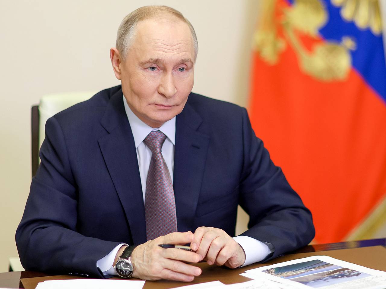 Путин щелчком по шее с фразой «пора бы прекратить» ответил на признание главы Крыма