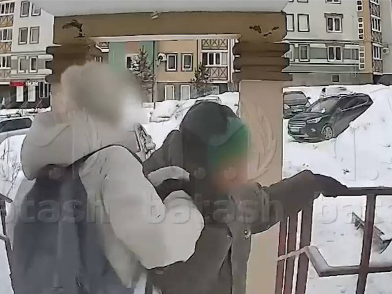 Россиянка избила сына-аутиста на глазах у прохожих и попала на видео