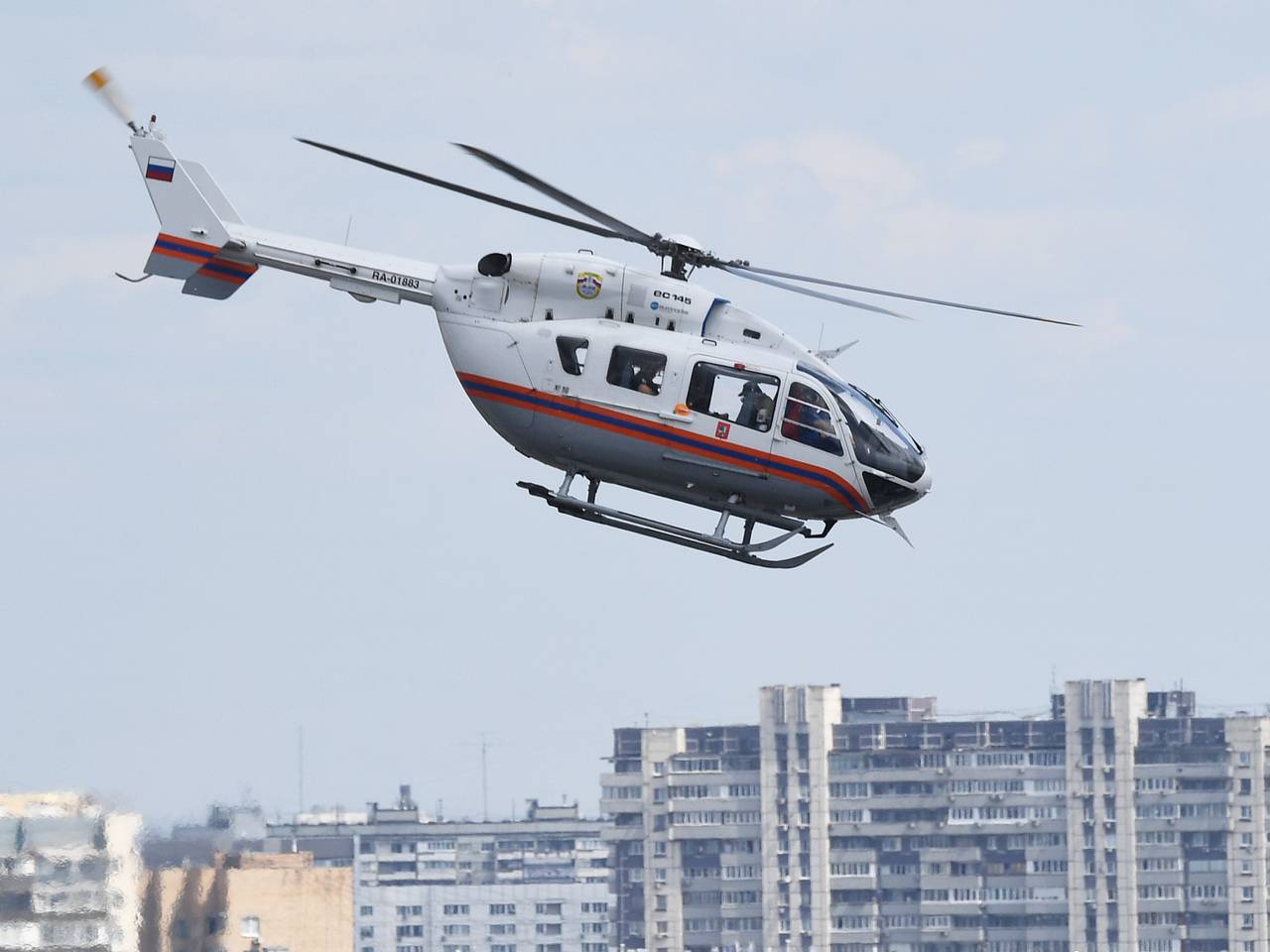 За пострадавшим в аварии с экскурсионным автобусом в российском регионе прилетел вертолет