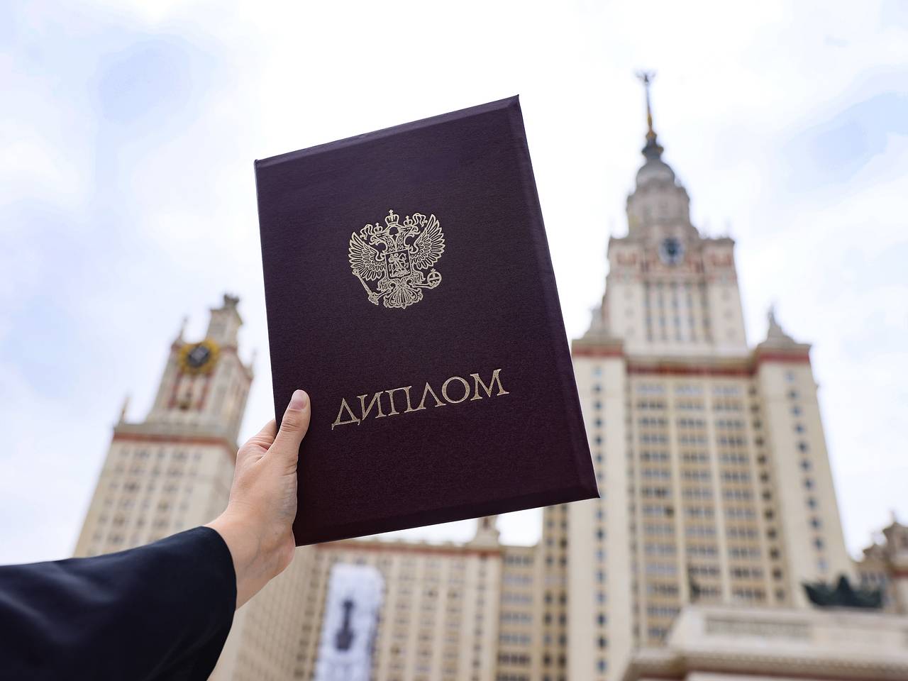 Поступившая в девять лет в МГУ Теплякова открыла практику как психолог