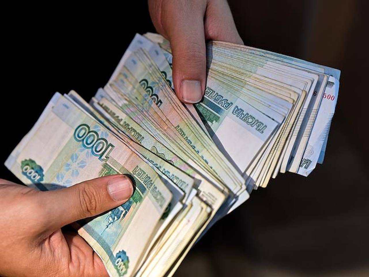 Находившийся в браке россиянин потратил на проституток взятые в кредит для семьи миллионы