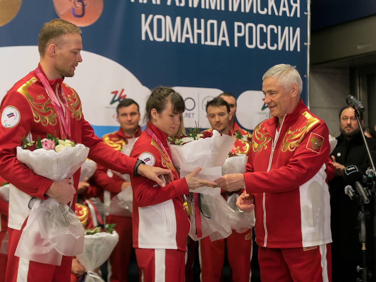 Российских паралимпийцев встретили в Москве после Игр в Милане