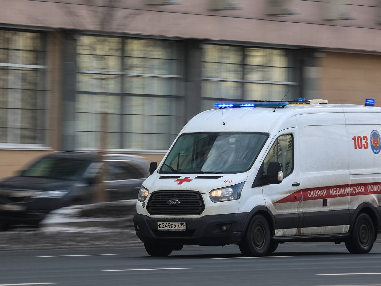 Трехлетний ребенок выпал из окна пятого этажа в Москве и выжил
