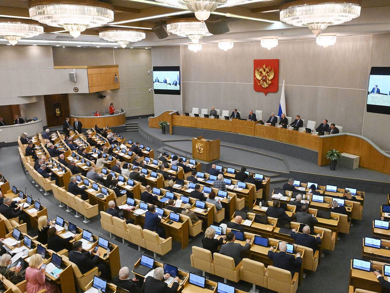 В Госдуме в первом чтении одобрили проект о выдворении детей мигрантов после 18-летия