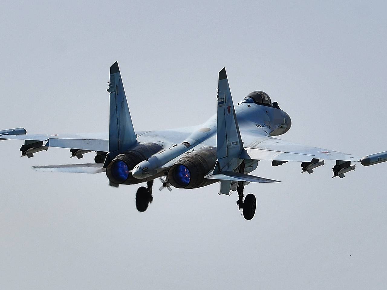 Управлявшему Су-35 летчику ВКС России вручили редкий подарок